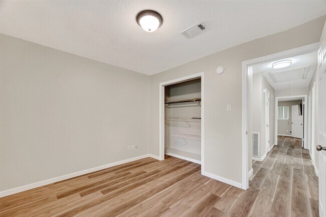 Building Photo - 25503 Foxbriar Ln