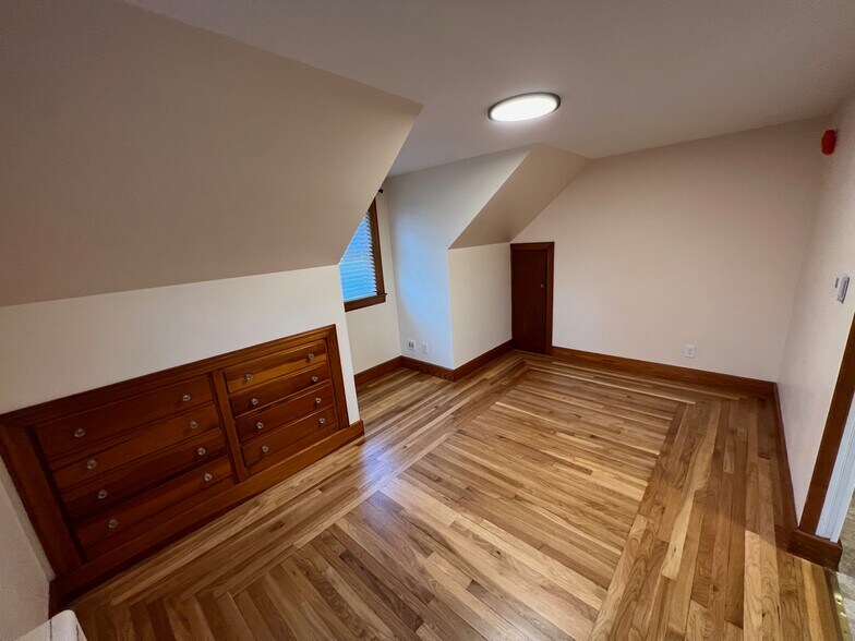 Building Photo - 964 Wellington Rd