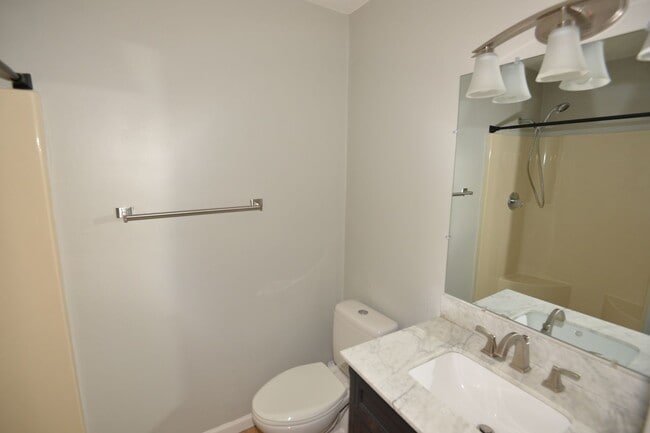 Building Photo - 3 Bedroom Townhome in Kempsville Lakes