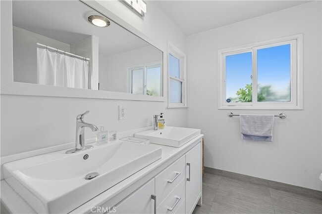 Building Photo - 202 W Manchester Ave