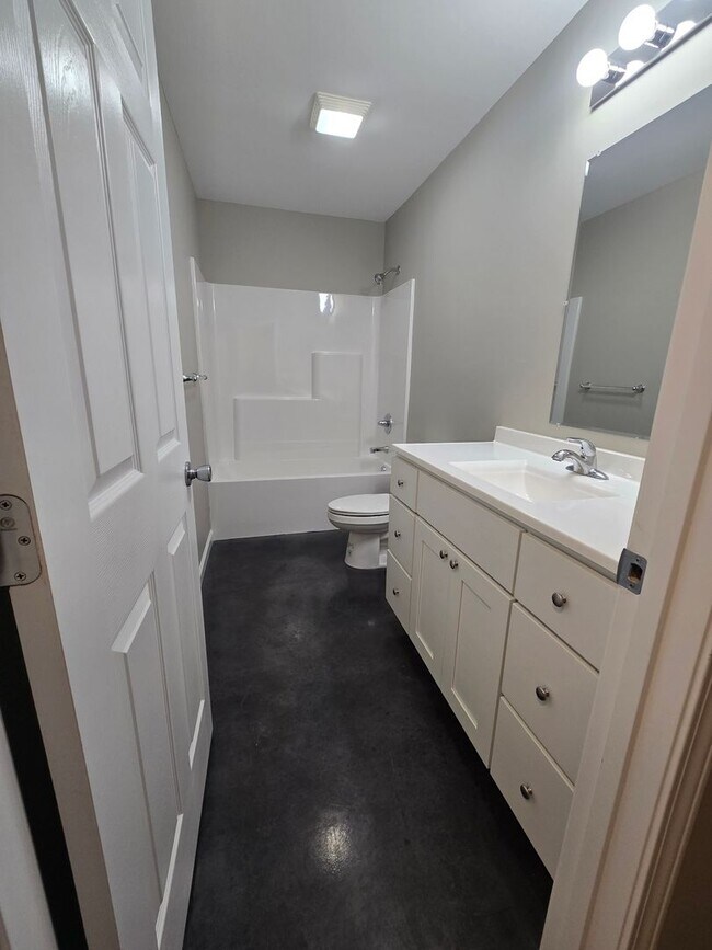 Building Photo - 3 bed, 1 bath Apartment