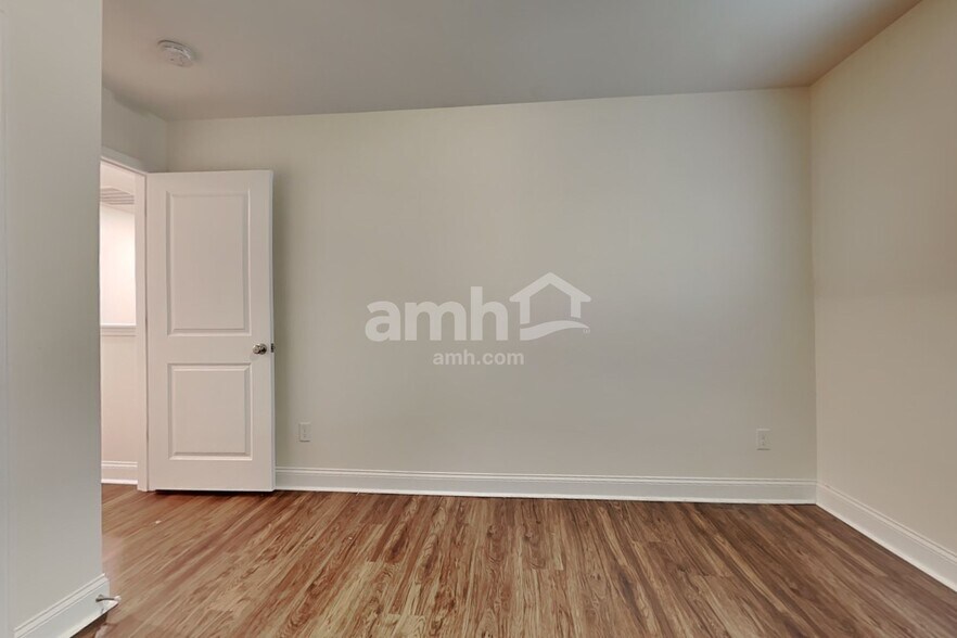 Building Photo - 218 Swan Dr