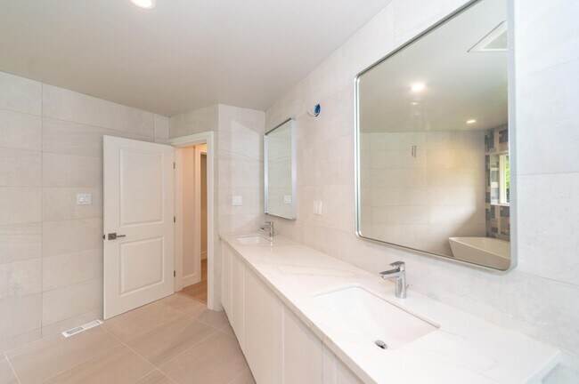 Building Photo - 9 Odell Pl