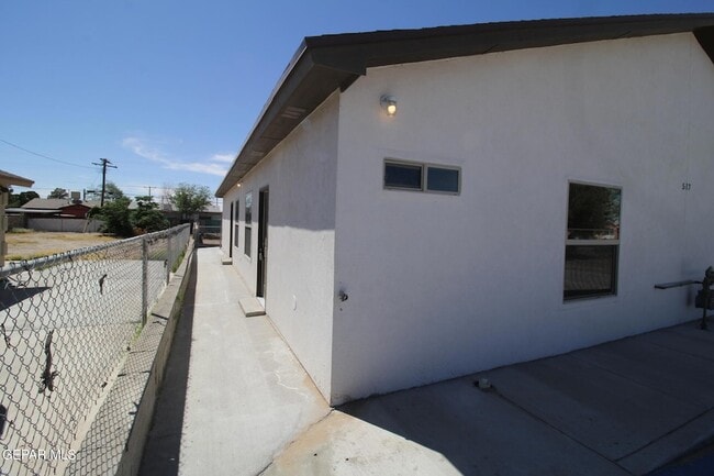 Building Photo - 517 Val Verde St