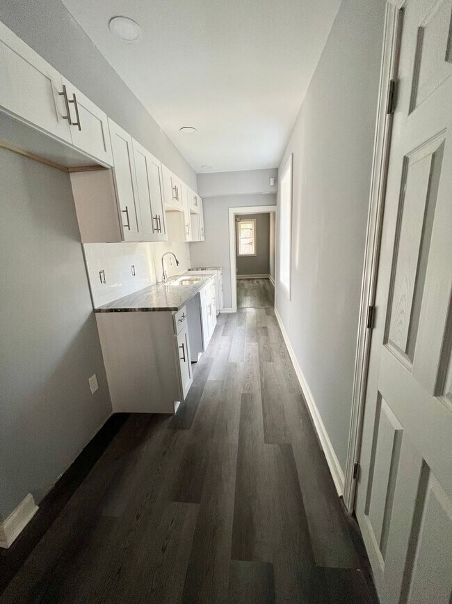 Building Photo - Recently rehabbed townhouse available in W...