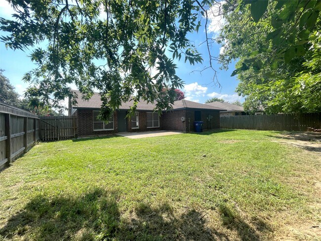 Building Photo - 3611 Shadow Trail