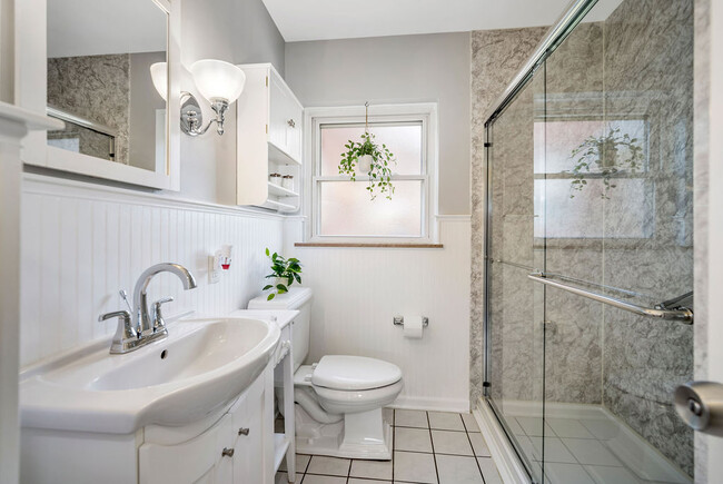 Building Photo - 1128 Exter Dr