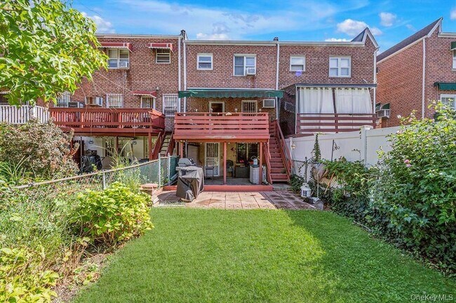 Building Photo - 2433 Young Ave