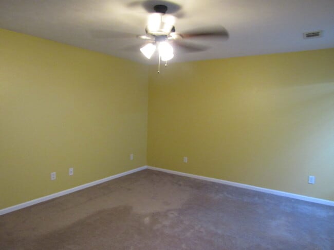 Building Photo - Contact Peggy 501 676 1758 Pets ok with approval