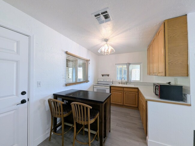 Building Photo - 2443 E Earll Dr