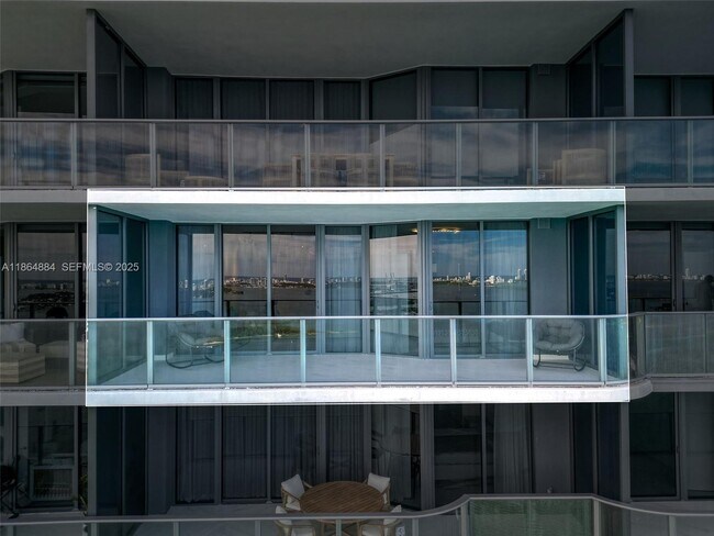 Building Photo - 700 NE 24th St