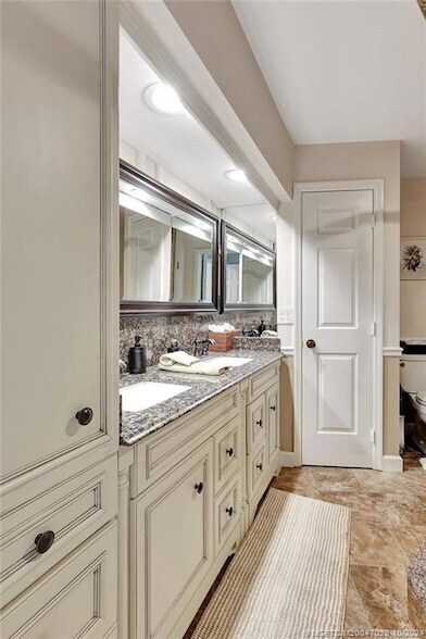 Building Photo - 150 SE Four Winds Dr