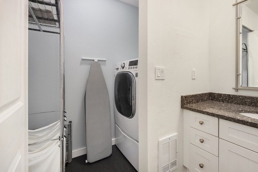 Building Photo - 5430 California Ave SW