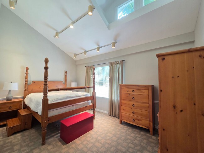 Building Photo - Charming 2-Bedroom Home within 3 miles of ...