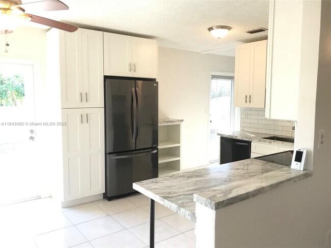 Building Photo - 10525 SW 77th Ct