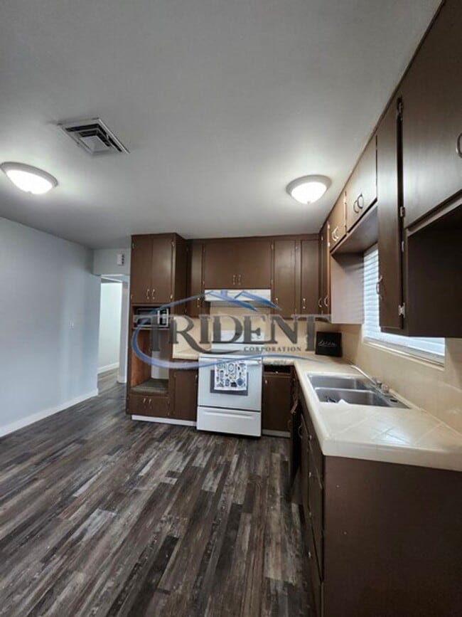 Building Photo - 831 I St