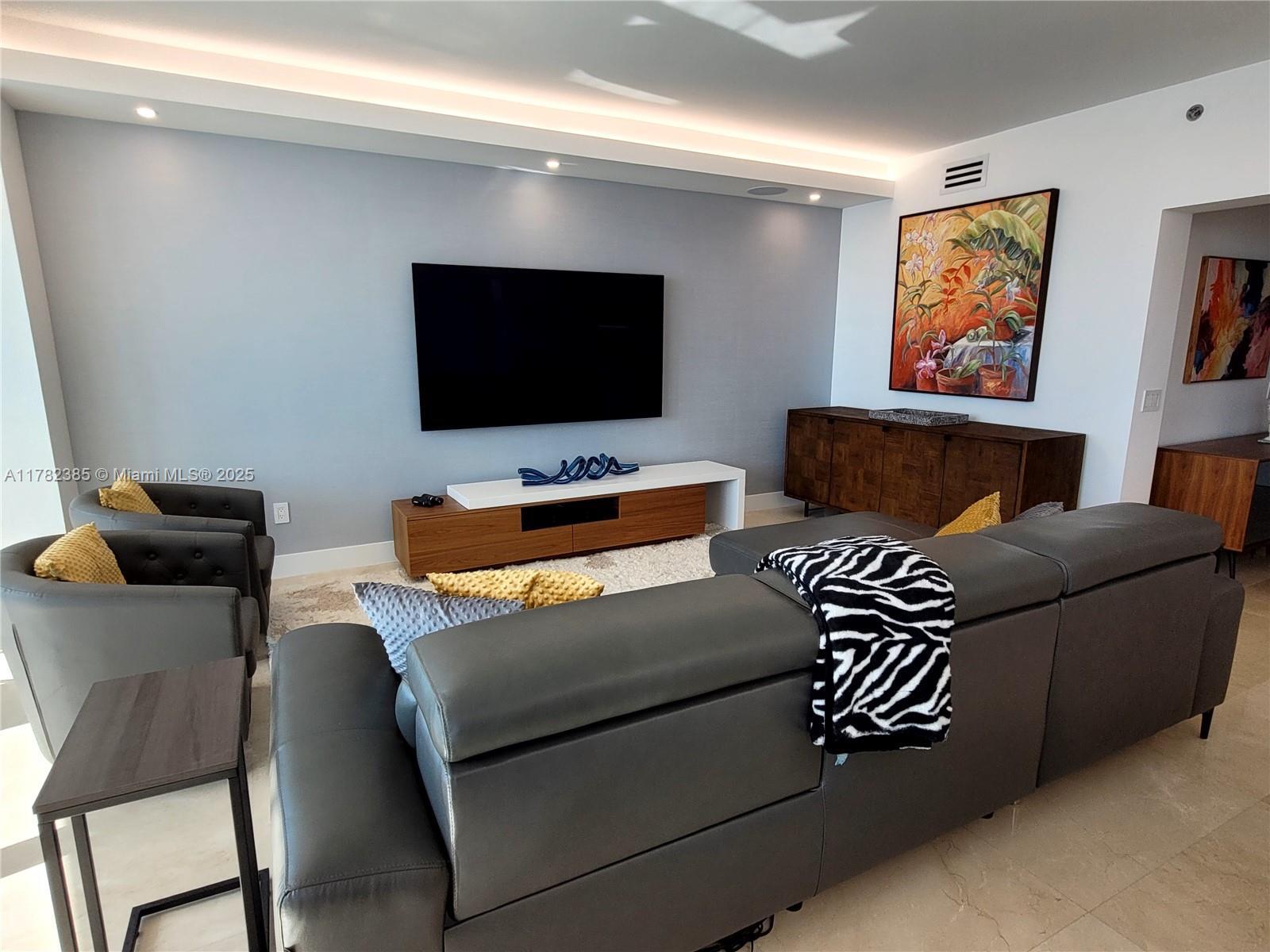 Building Photo - 2711 S Ocean Dr