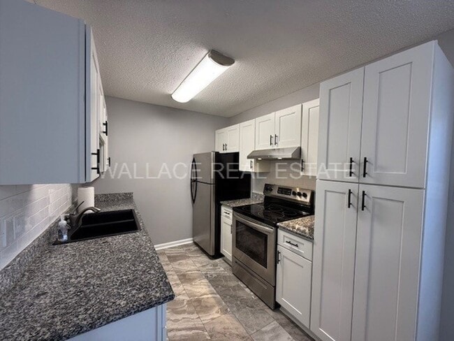 Building Photo - BEAUTIFUL, UPDATED 2 BEDROOM TOWNHOUSE IN PLEASANT TRACE!!