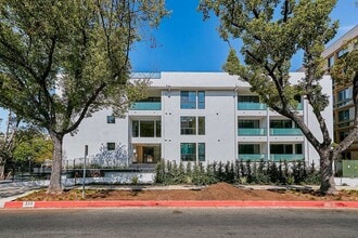 Building Photo - 328 N Maple Dr