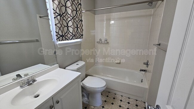 Building Photo - 325 W 116th Ave