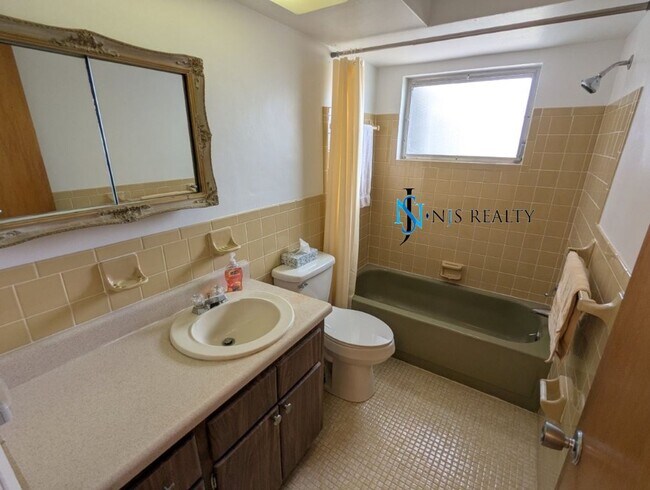 Building Photo - Large open 2/2/1 1378 Sq. Ft. with freshly...