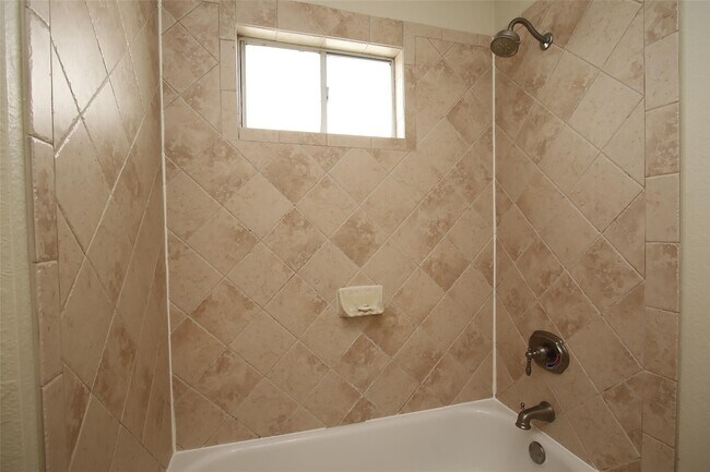 Building Photo - 1010 Louise St