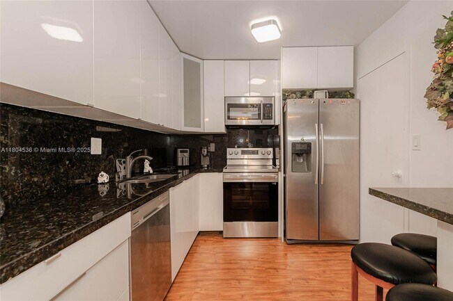 Building Photo - 1833 S Ocean Dr
