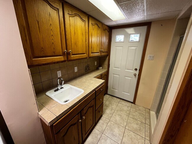 Building Photo - Beautiful 6 Bedroom/4 Bathroom in Centerville
