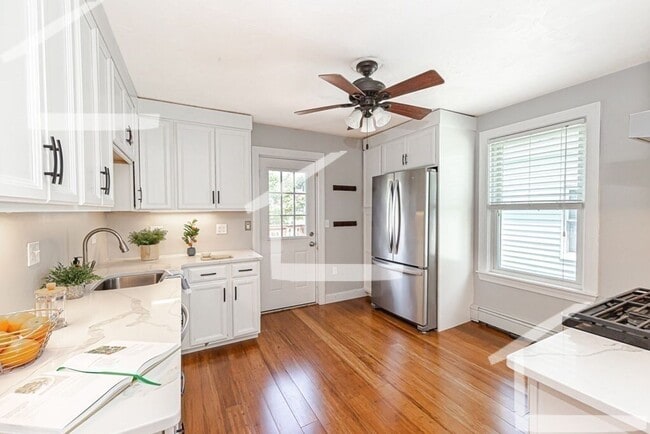 Building Photo - Nice large 2 bed pet friendly condo with private free laundry and 2 parking spots!