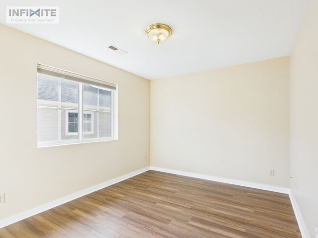 Building Photo - Bright & Updated 2 Bedroom Condo with Mountain Views – Available Now!