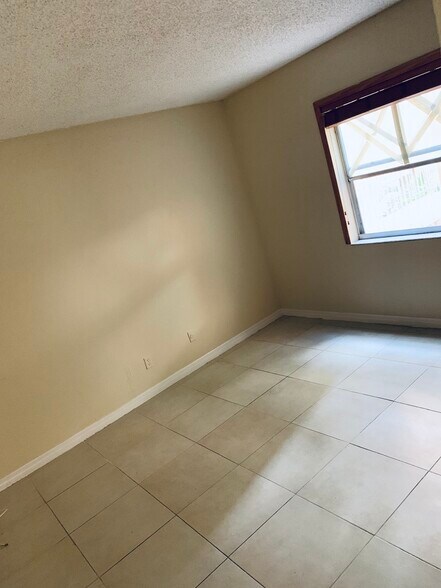 Building Photo - 1750 W 46th St