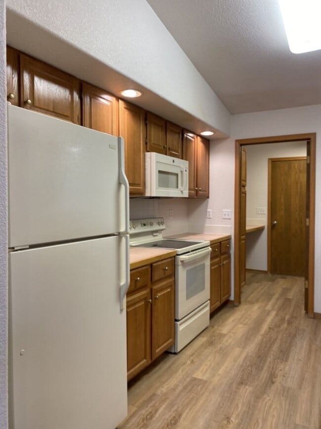 Building Photo - 2325 Northbrook Dr