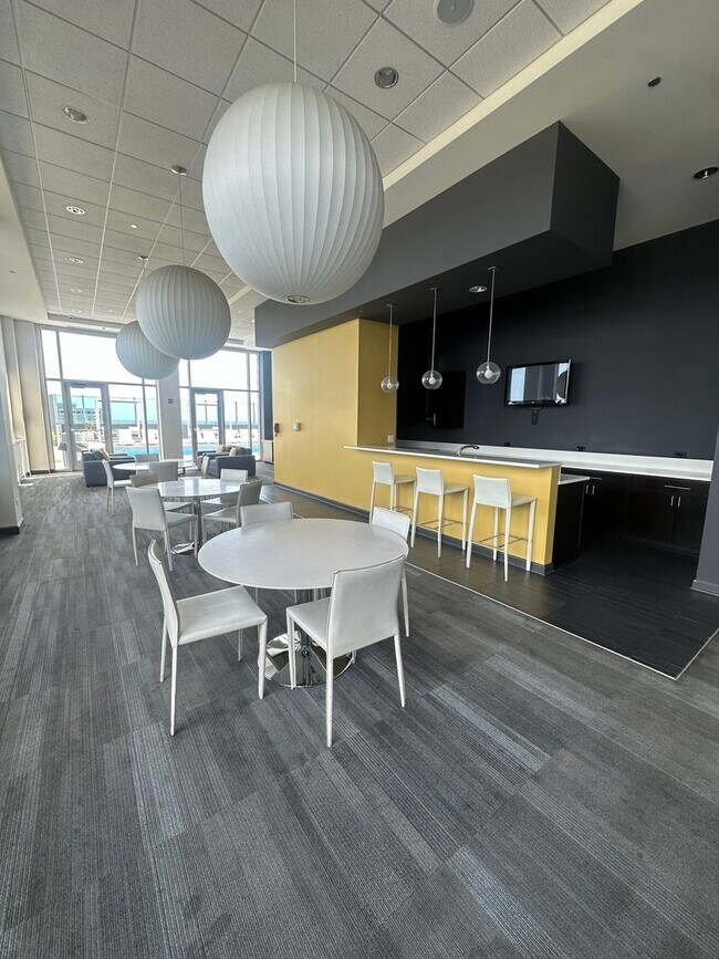 Building Photo - 1901 S Calumet Ave