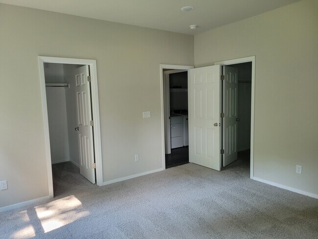 Building Photo - 2449 N Gooseberry Ln