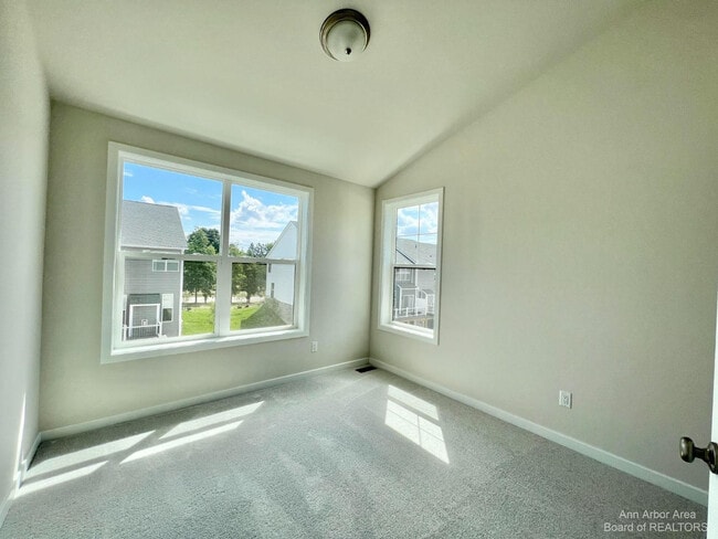 Building Photo - 2875 Rayfield Ave