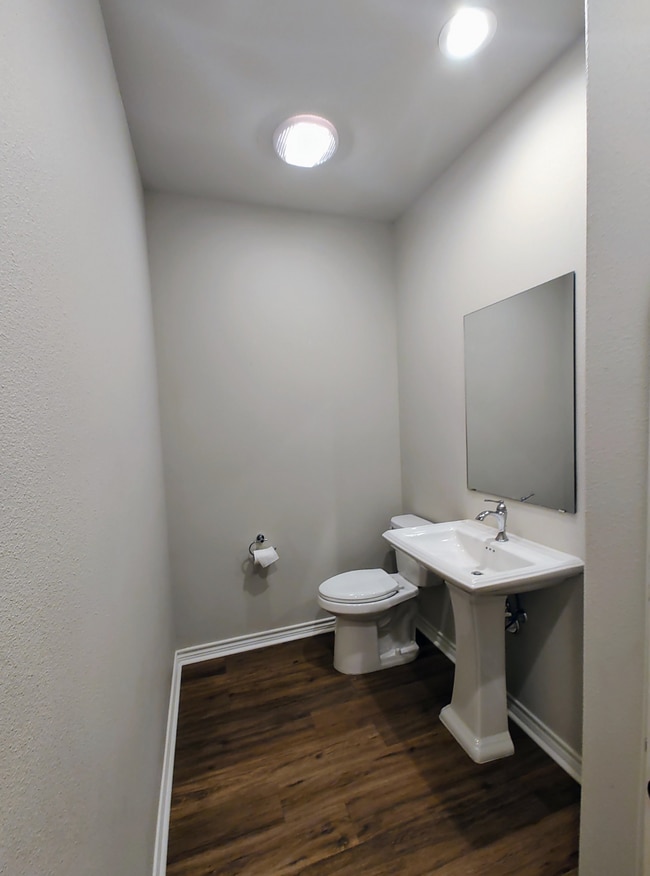 Building Photo - 5670 Shadowbend Cir N