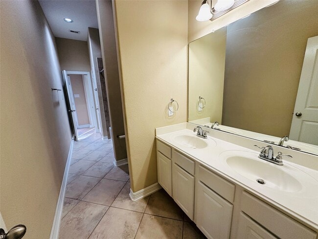 Building Photo - 21927 Field Green Dr