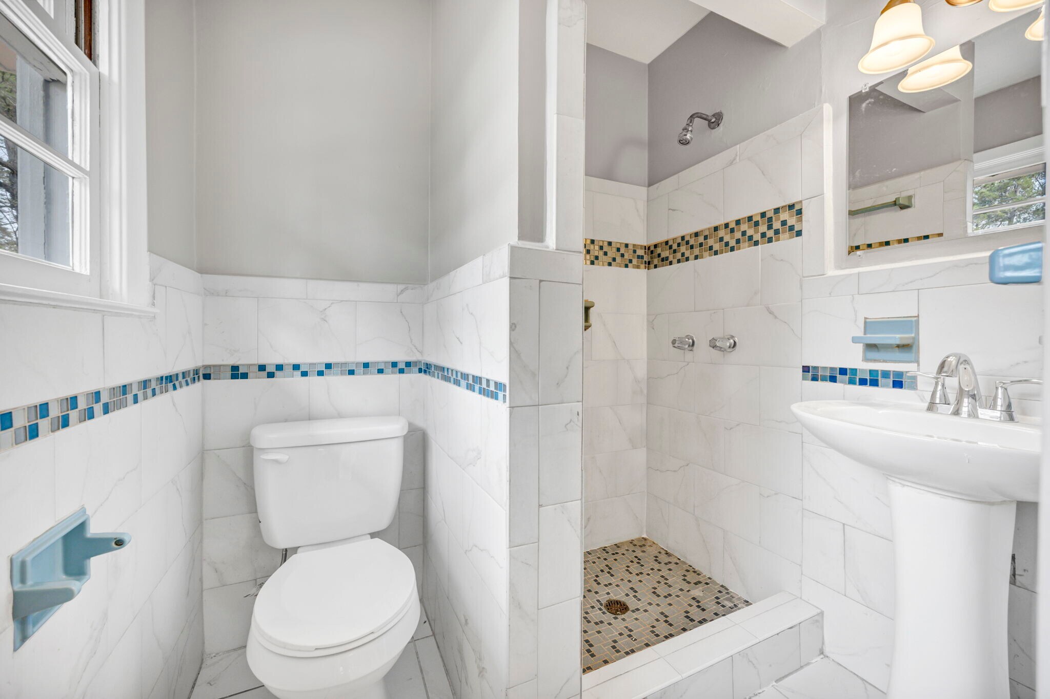 Building Photo - 842 Delverton Rd