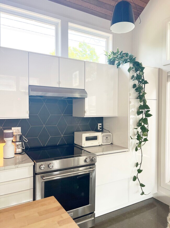 Building Photo - 5035 NE Mallory Ave