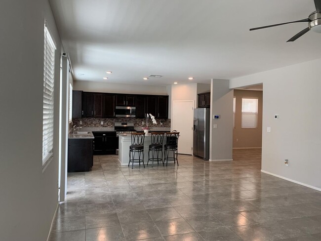 Building Photo - Beautiful 5 bedroom home