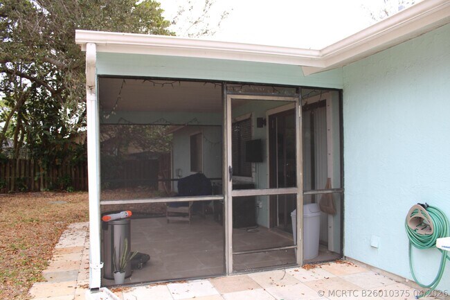 Building Photo - 2533 SE Grand Dr