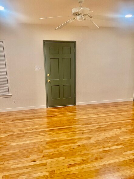 Building Photo - 5758 Vineland Ave