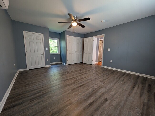 Building Photo - 703 E Riverside Dr