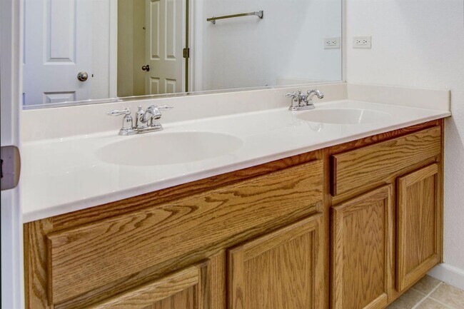 Building Photo - Beautiful 4 Bedroom, 2.5 Bath Condo for Rent in Elk Grove