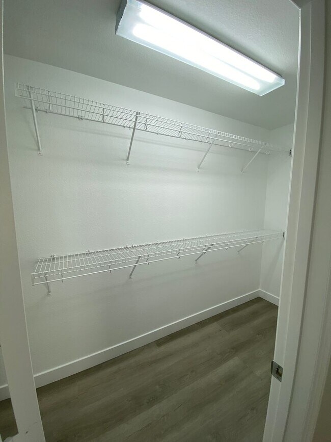 Building Photo - Two Story 3 bed/2.5 bath home in Silverado Ranch area