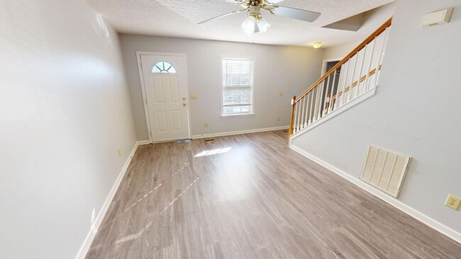 Building Photo - Spacious Three Bedroom Townhome in Columbi...
