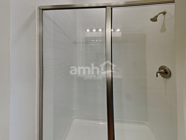 Building Photo - 1118 Sky Lks Dr