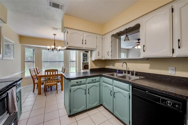 Building Photo - 617 Main St