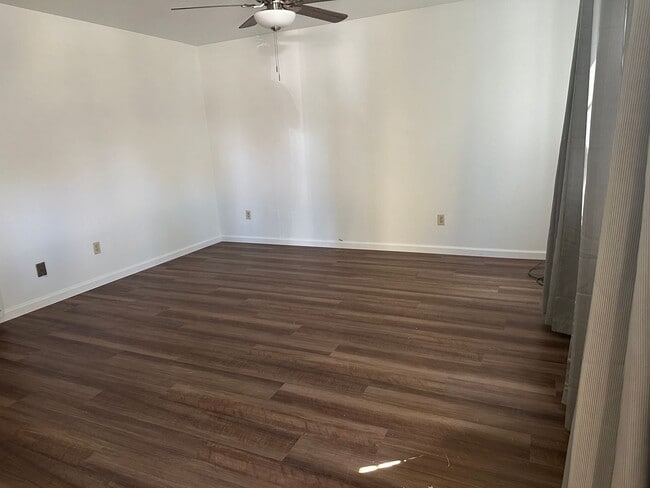 Building Photo - New LVP & Carpet! Great Anderson location!