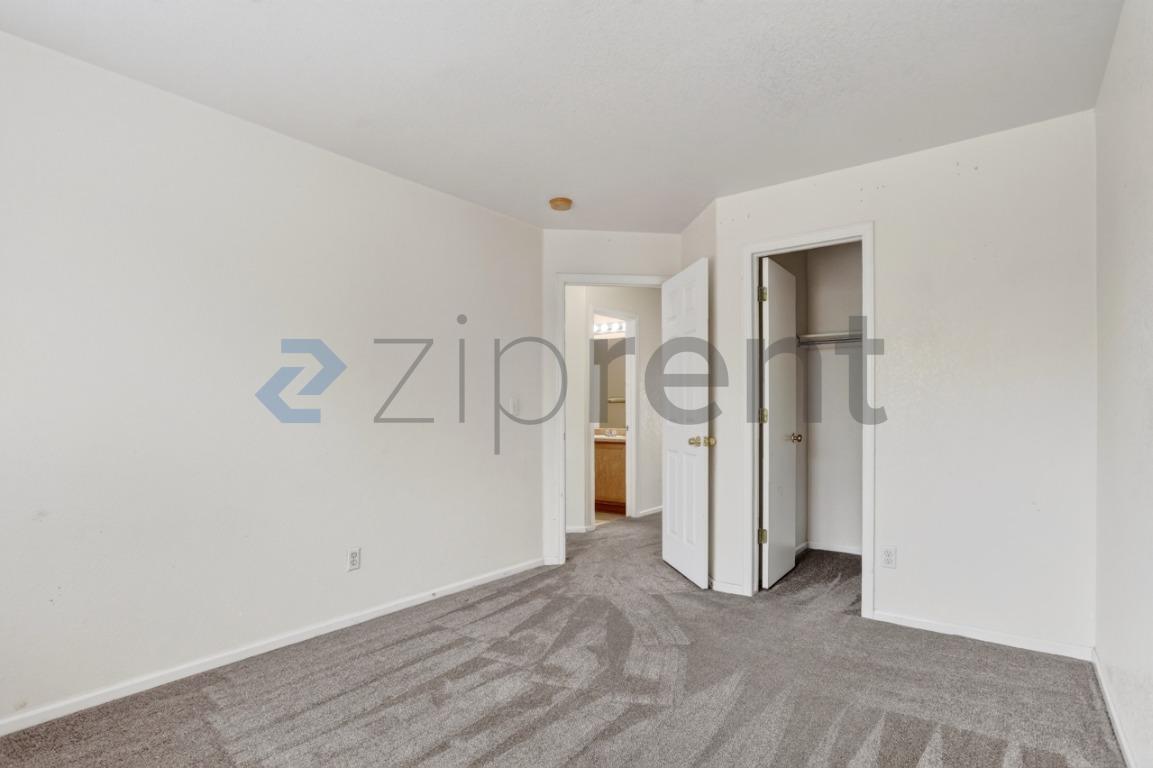 Building Photo - Unit